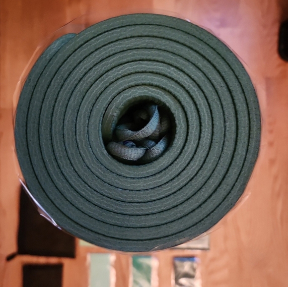 Yoga Non-Slip Mat with Carrying Strap & 6 Resistance Bands Narrow & Wide - Picture 4 of 5